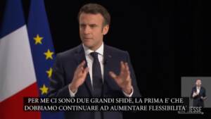 Francia, Macron: “Investimenti per affrontare guerra ad alta intensità che può tornare nel continente”