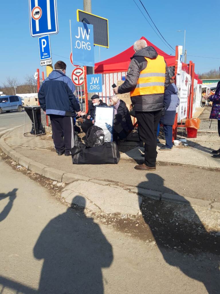 Galleria foto 'Confine slovacco-ucraino: le immagini dei profughi che scappano dalla guerra' - foto 4