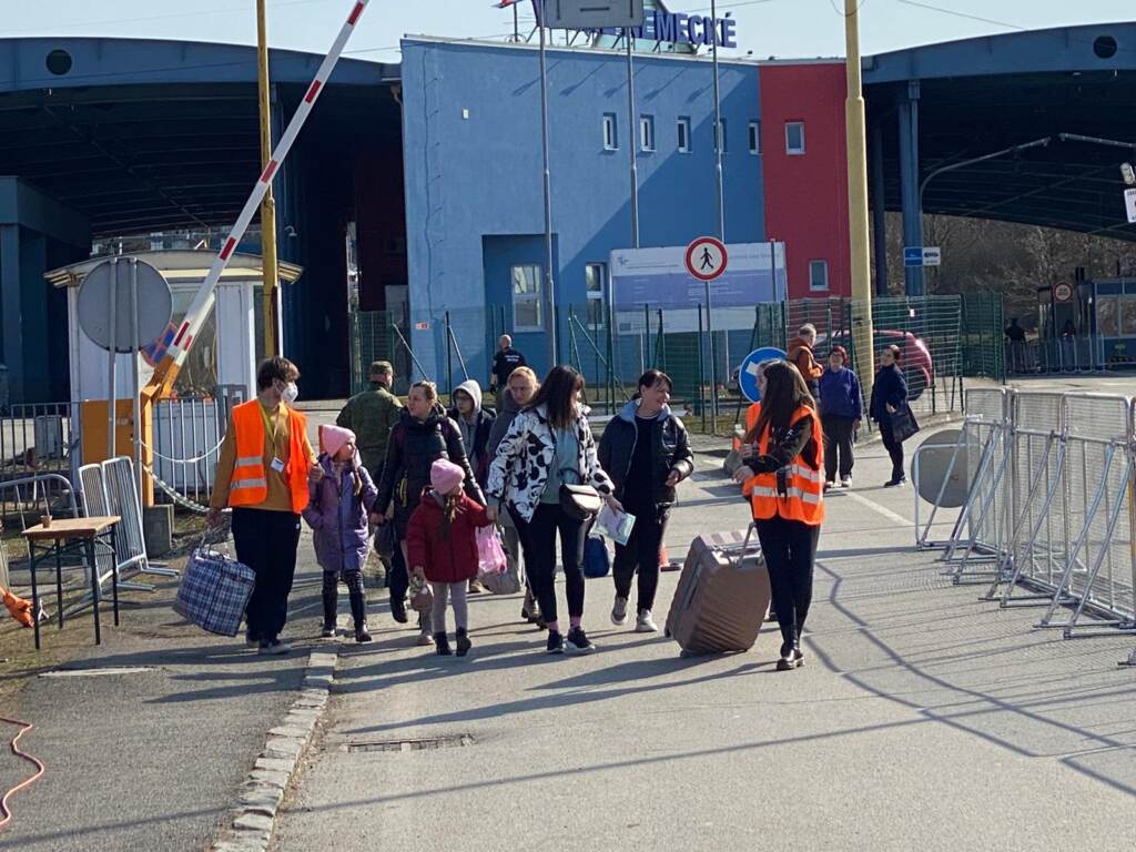 Galleria foto 'Confine slovacco-ucraino: le immagini dei profughi che scappano dalla guerra' - foto 2