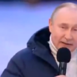 Mosca, la tv di stato taglia il discorso di Putin e appare un cantante. Ecco il momento in cui il Presidente ‘sparisce’