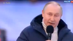 Mosca, la tv di stato taglia il discorso di Putin e appare un cantante. Ecco il momento in cui il Presidente ‘sparisce’