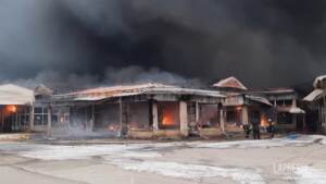 Ucraina: bombardato grande mercato di Kharkiv, le fiamme lo devastano