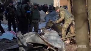 Bombardamento a Kiev, colpite anche case e scuole