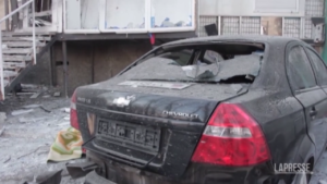Bombardamenti a Donetsk nella zona controllata dai ribelli filorussi: corpi in strada