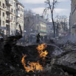 Bombe su Kharkiv e Chernihiv, un altro sindaco ucraino catturato dalle forze russe. Ancora 326 italiani in Ucraina