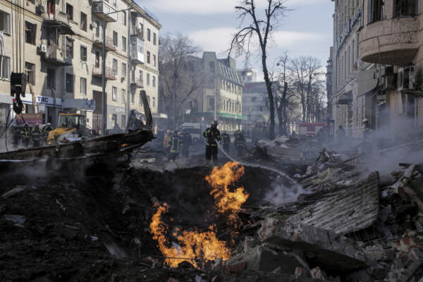 Bombe su Kharkiv e Chernihiv, un altro sindaco ucraino catturato dalle forze russe. Ancora 326 italiani in Ucraina