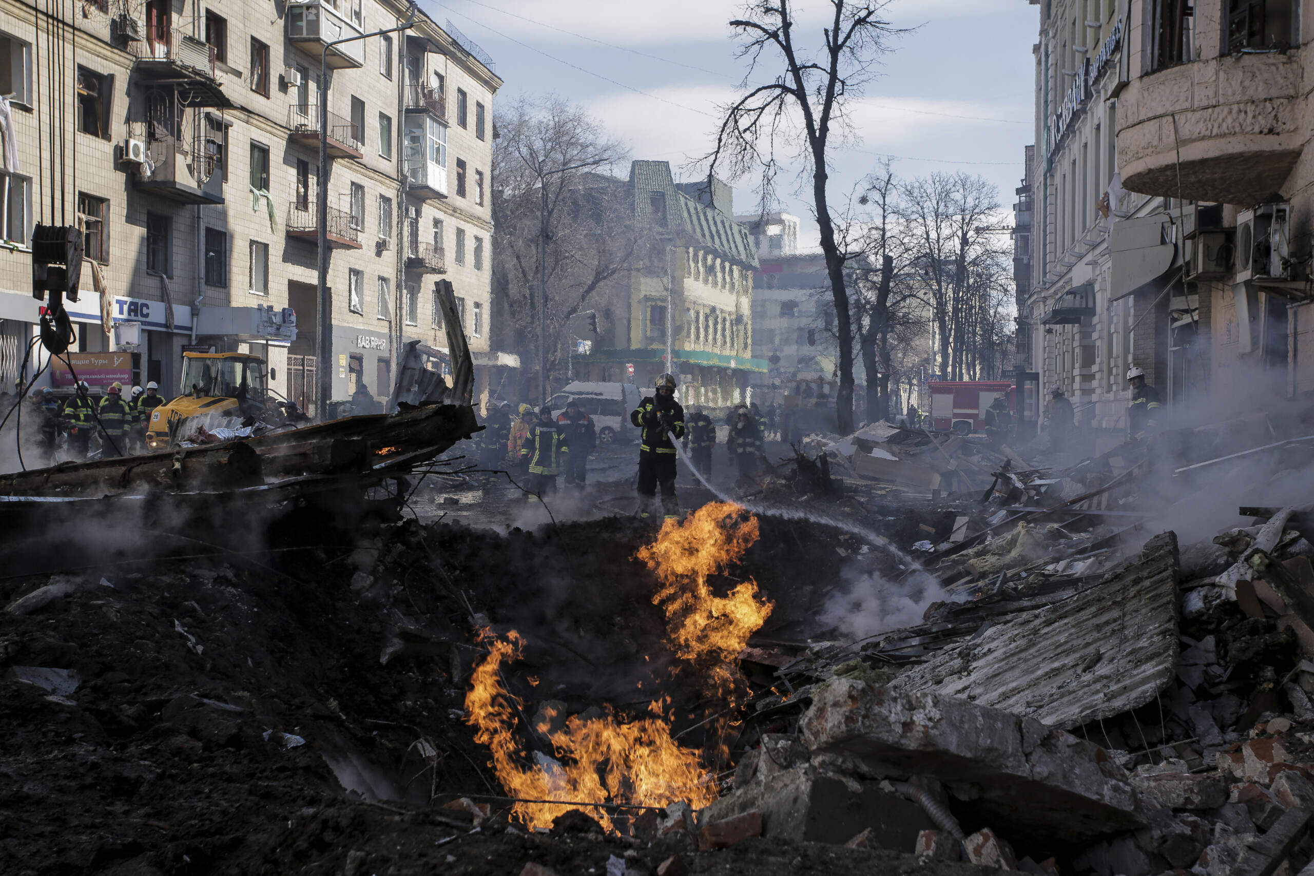 Bombe su Kharkiv e Chernihiv, un altro sindaco ucraino catturato dalle forze russe. Ancora 326 italiani in Ucraina