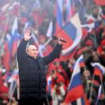 Putin parla ad uno stadio in festa: “Attueremo i nostri piani contro il genocidio russo”