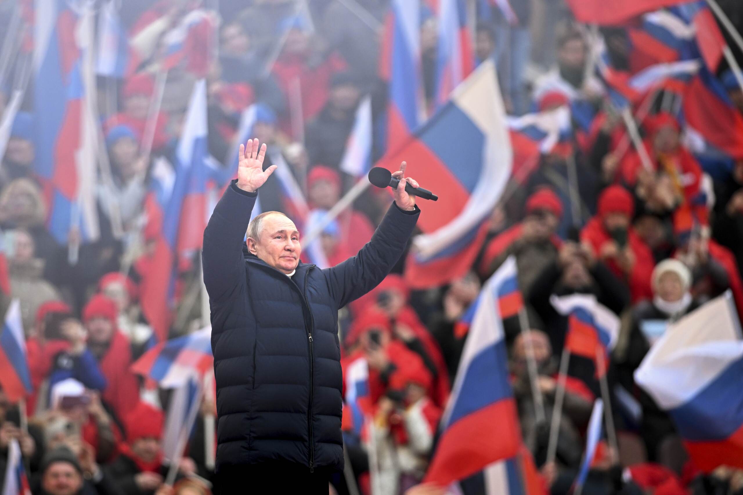 Putin parla ad uno stadio in festa: “Attueremo i nostri piani contro il genocidio russo”