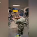 Ucraina: militare violinista suona inno ucraino davanti ai commilitoni