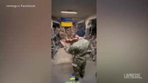 Ucraina: militare violinista suona inno ucraino davanti ai commilitoni