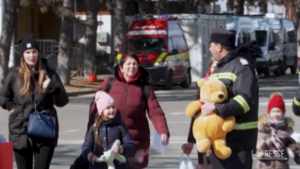 Ucraina, al confine con la Romania giocattoli per i bimbi in fuga dalla guerra