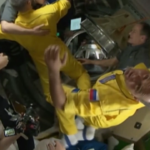 Spazio: tre cosmonauti russi arrivano sull’Iss con una tuta che richiama la bandiera ucraina