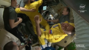 Spazio: tre cosmonauti russi arrivano sull’Iss con una tuta che richiama la bandiera ucraina