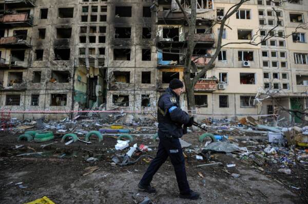 Missili russi colpiscono un palazzo residenziale a Kiev