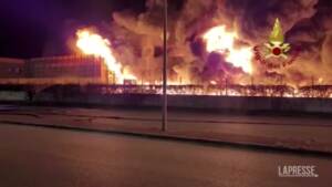 Salerno, incendio in un’azienda di materiale plastico a Eboli