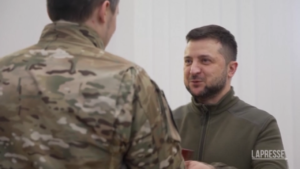 Ucraina, Zelensky premia i combattenti dei corpi di reazione rapida