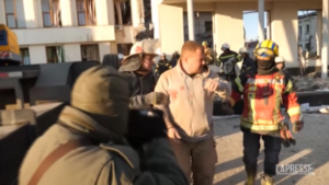 Kharkiv sotto attacco: un uomo estratto vivo dalle macerie