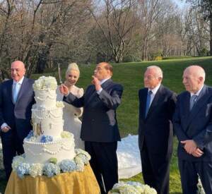 Berlusconi: party all’americana a Villa Gernetto, celebrate le ‘quasi nozze’ Cav-Fascina