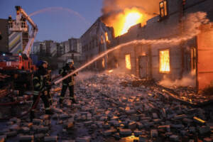 Ucraina: Zelensky a Knesset, russi come nazisti. Kiev denuncia, donne stuprate