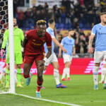 Doppietta record per Abraham. Roma super, Lazio travolta