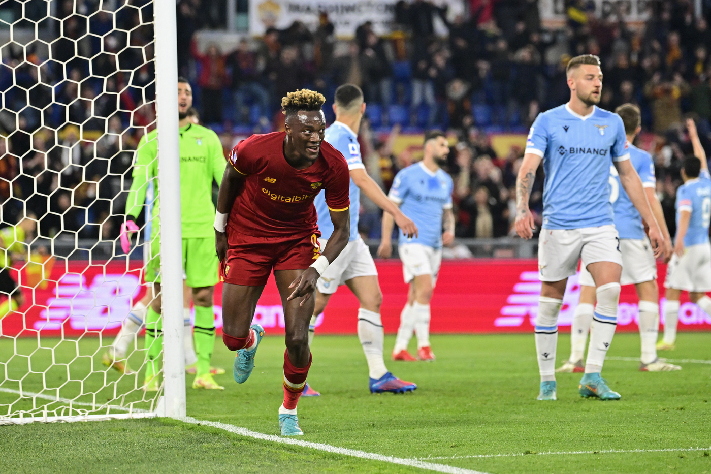 Doppietta record per Abraham. Roma super, Lazio travolta