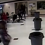 Wisconsin, agente preme ginocchio sul collo di una 12enne: il video shock