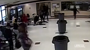 Wisconsin, agente preme ginocchio sul collo di una 12enne: il video shock