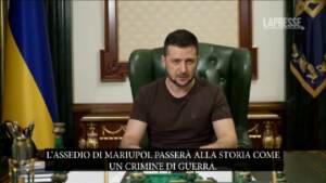 Ucraina, Zelensky: “Assedio di Mariupol è un crimine di guerra dei russi”