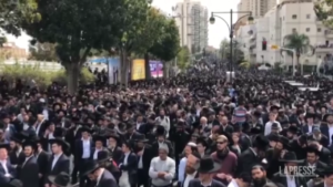 Israele: folla immensa ai funerali del rabbino Kanievsky