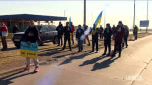 Ucraina, centinaia di persone manifestano in Polonia contro la guerra