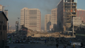 Ucraina, bombardato centro commerciale a Kiev: l’edificio ridotto in macerie