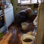 Ucraina: abitanti di Kiev tornano nelle case danneggiate dai bombardamenti russi