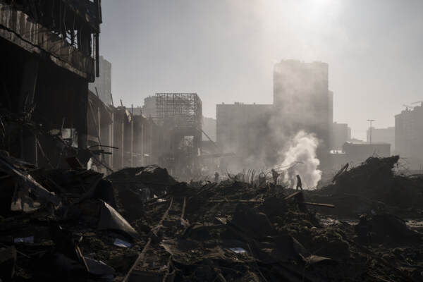 Mariupol città martire, distrutta al 90%. Mosca agli Stati Uniti: “Rapporti sull’orlo della rottura”
