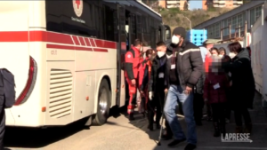 Roma, arriva convoglio della Croce Rossa con 83 profughi ucraini