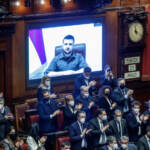 Ucraina, Zelensky porta la guerra alla Camera: “Genova come Mariupol”