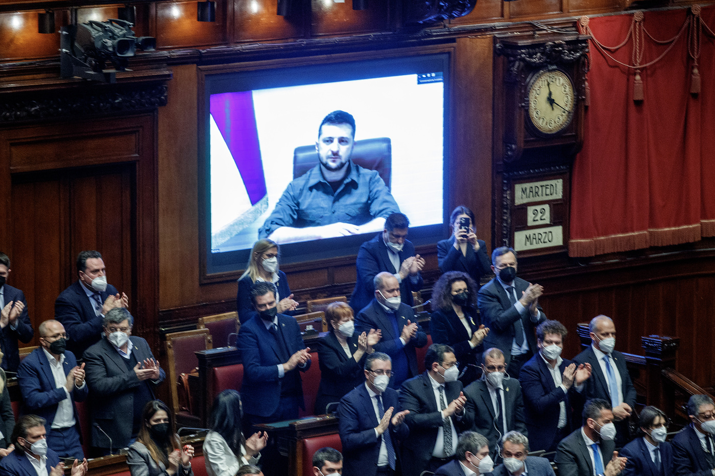 Ucraina, Zelensky porta la guerra alla Camera: “Genova come Mariupol”