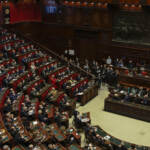 Ovazione in Parlamento per Zelensky: “Immaginate Genova bruciata come Mariupol”. Draghi: “Davanti a inciviltà Italia non si gira dall’altra parte”