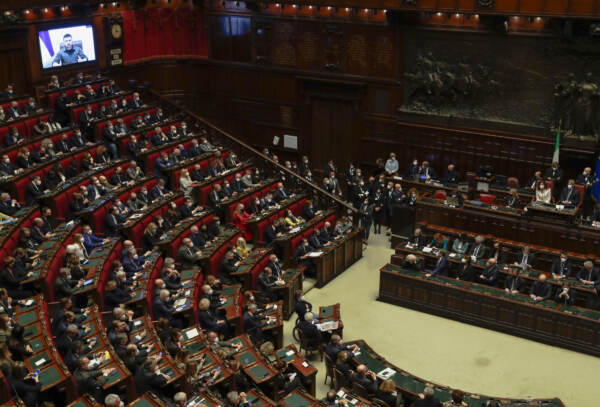 Ovazione in Parlamento per Zelensky: “Immaginate Genova bruciata come Mariupol”. Draghi: “Davanti a inciviltà Italia non si gira dall’altra parte”