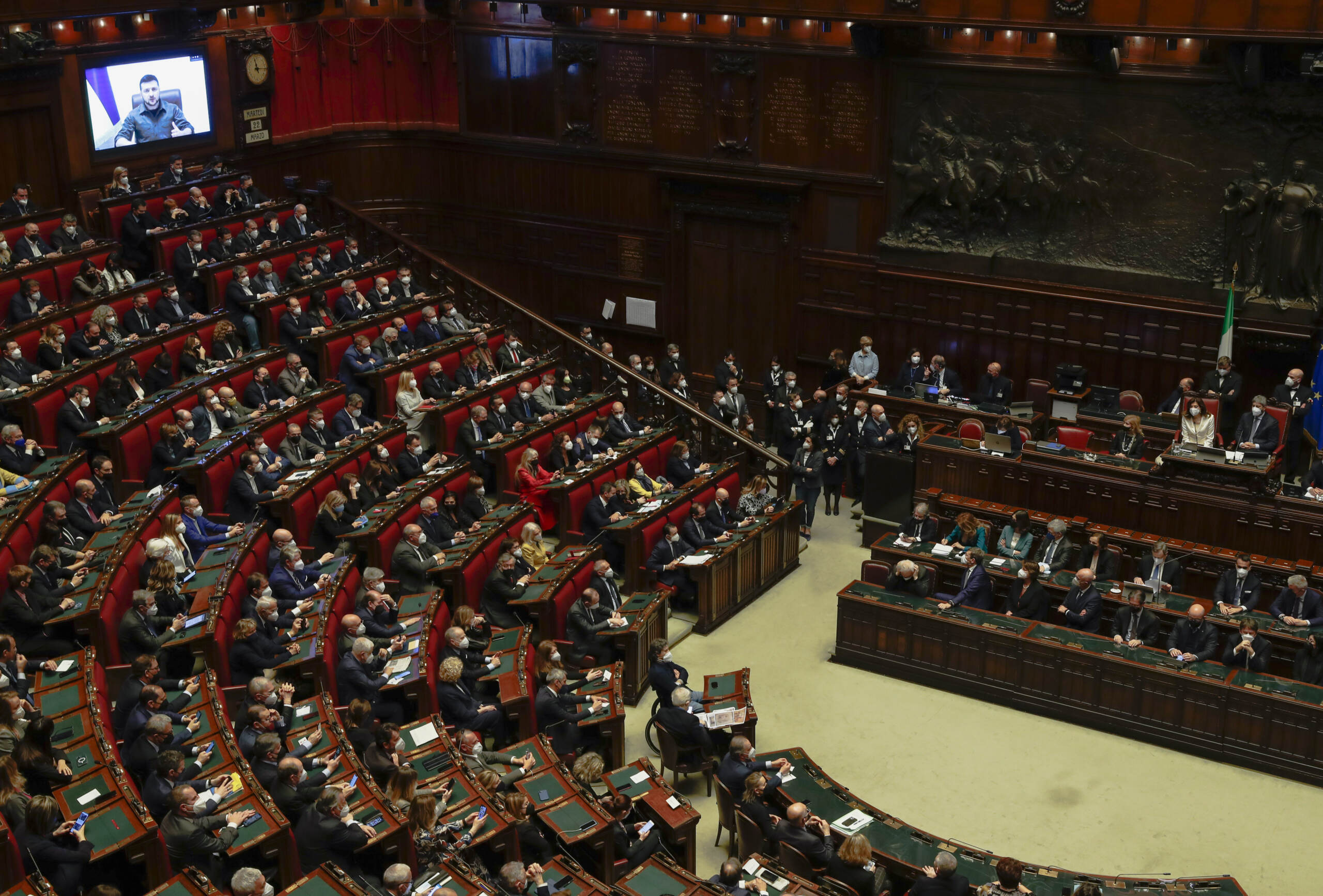 Ovazione in Parlamento per Zelensky: “Immaginate Genova bruciata come Mariupol”. Draghi: “Davanti a inciviltà Italia non si gira dall’altra parte”