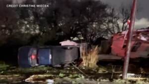 Usa, tornado a New Orleans: macchine ribaltate e tralicci abbattuti