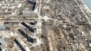 Ucraina, la devastazione di Mariupol ripresa dal drone