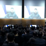 Ucraina: Zelensky collegato con parlamento Tokyo, standing ovation al termine del suo discorso
