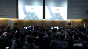 Ucraina: Zelensky collegato con parlamento Tokyo, standing ovation al termine del suo discorso