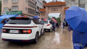 Cina, aereo precipitato: maltempo e terreno accidentato ostacolano soccorsi
