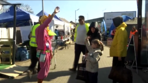 Ucraina: medici clown provano a intrattenere i profughi arrivati in Polonia