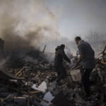 Kiev, russi sparano su civili in coda a Kharkiv. Biden: “Risponderemo se Putin userà armi chimiche”.  Zelensky alla Nato: “Ci servono i vostri jet”