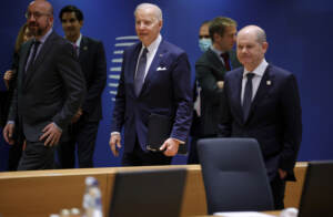 Ucraina, Biden rinsalda fronte transatlantico e avverte: “Se Putin userà armi chimiche risponderemo”