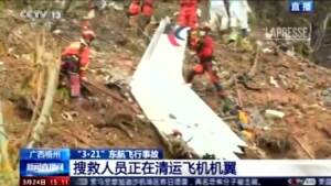 Cina, aereo precipitato: trovata un’ala del Boeing