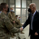 Il presidente Biden tra le truppe americane in Polonia
